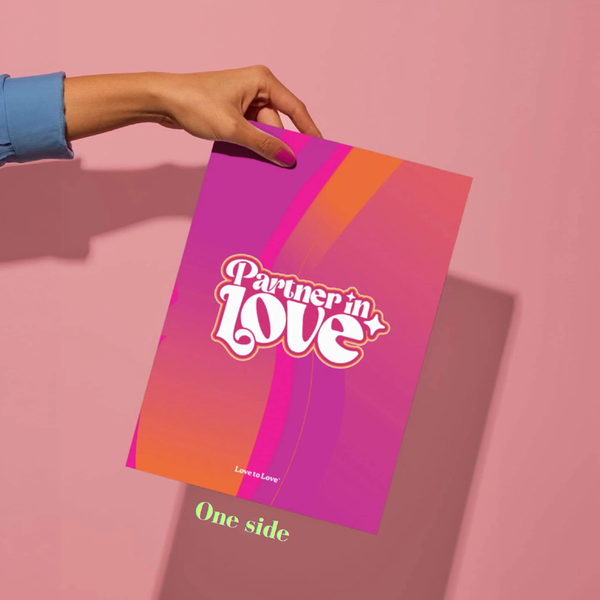 CHASING MEMORIES - EN - SCRATCH OFF BUCKET LIST featured in a hand, showcasing fun and romantic adventures for couples.